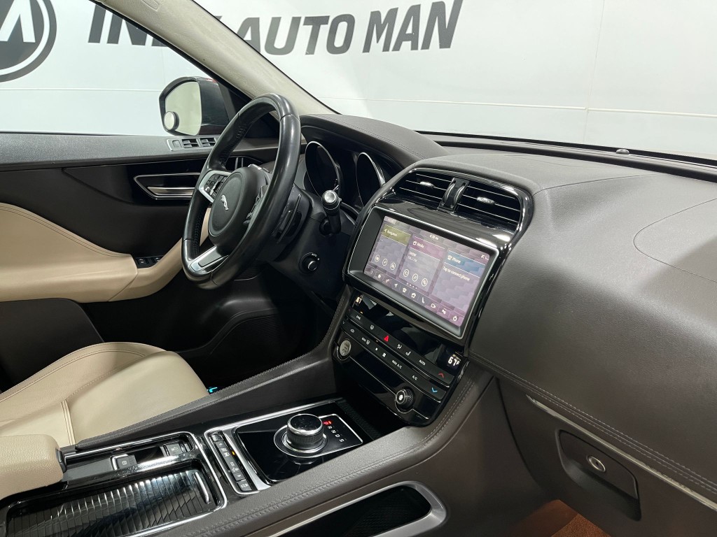 2019 Jaguar F-PACE Image 22