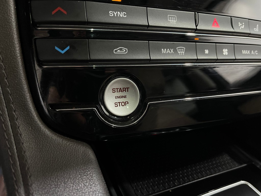 2019 Jaguar F-PACE Image 23