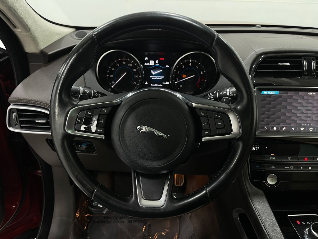 2019 Jaguar F-PACE Image 24