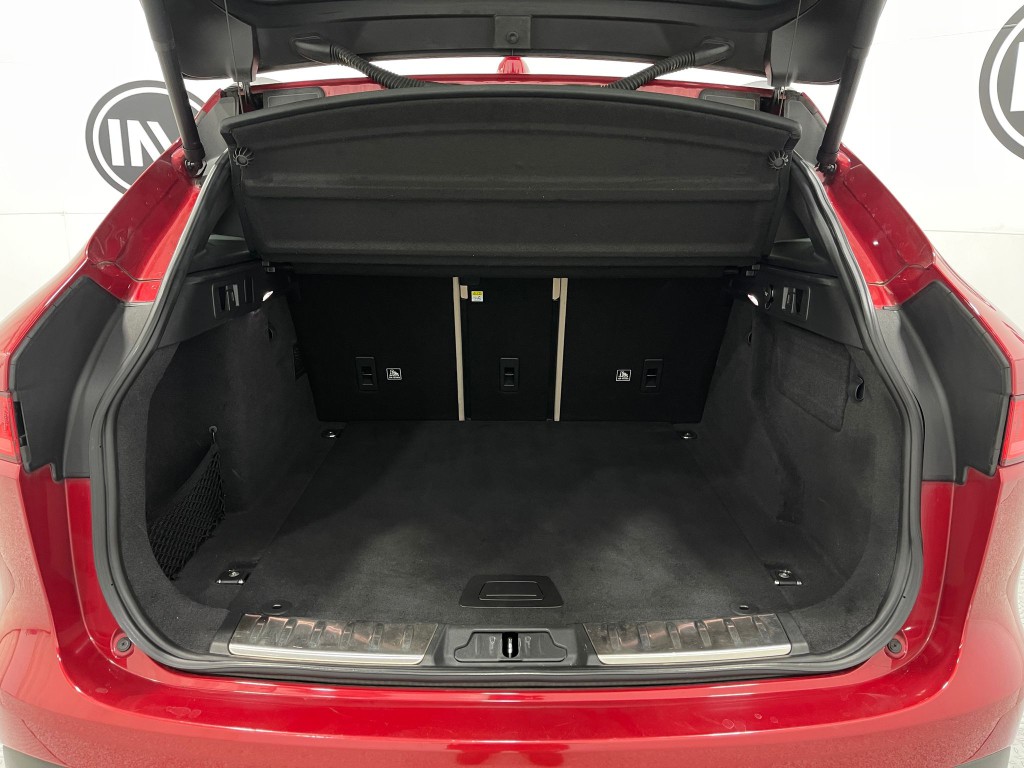 2019 Jaguar F-PACE Image 28