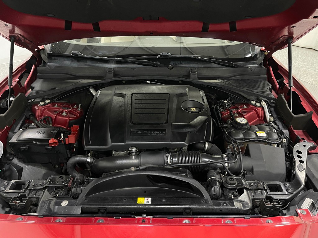 2019 Jaguar F-PACE Image 29