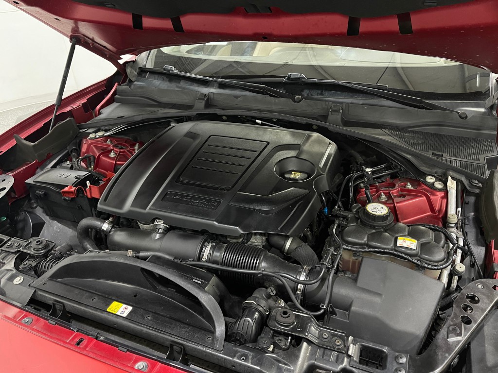 2019 Jaguar F-PACE Image 30