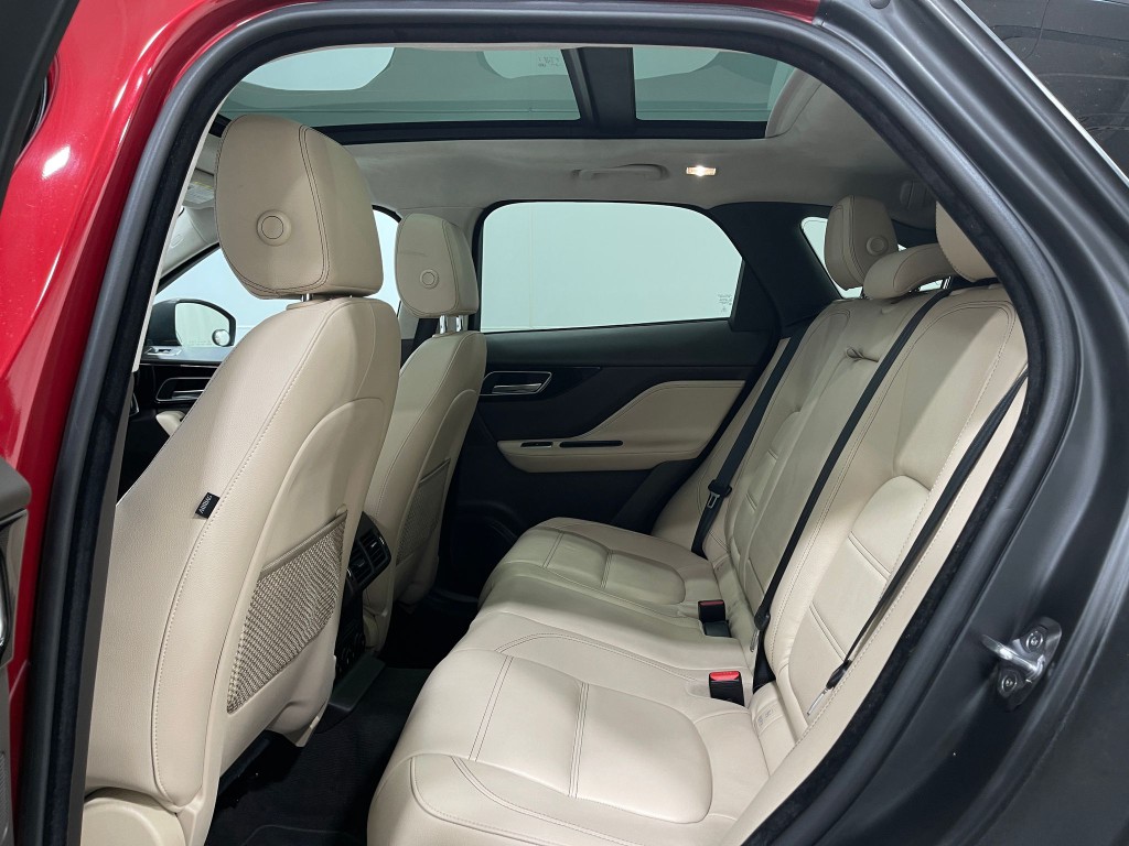 2019 Jaguar F-PACE Image 32