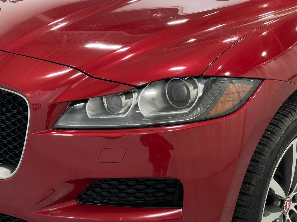 2019 Jaguar F-PACE Image 35