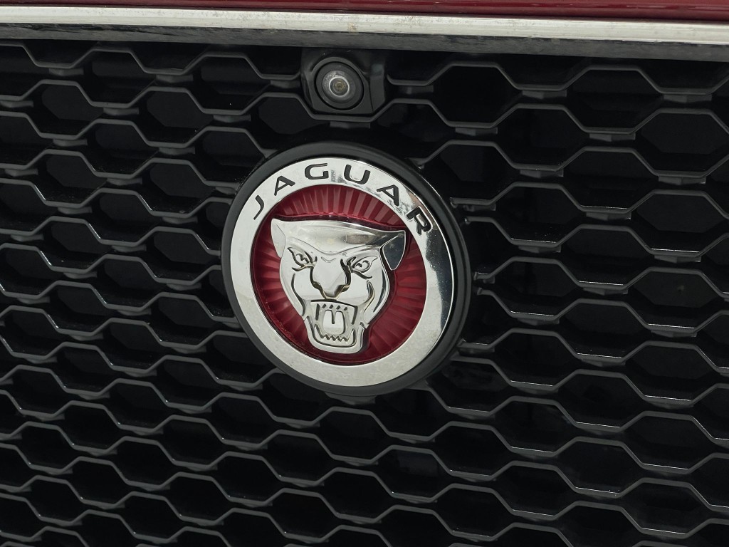 2019 Jaguar F-PACE Image 40