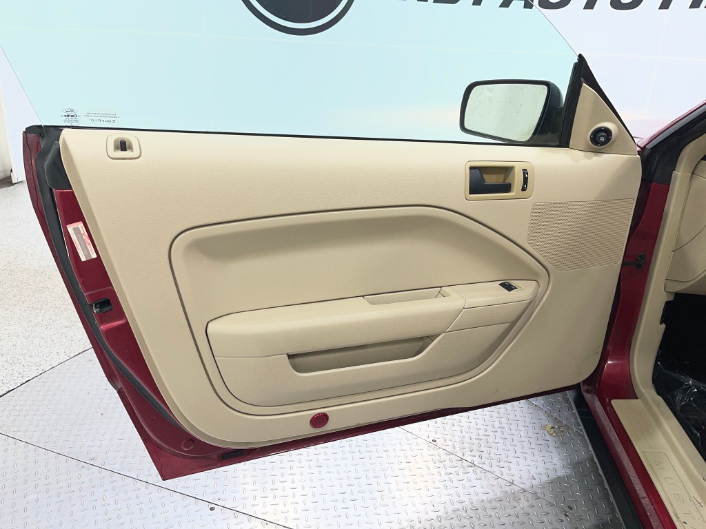 2005 Ford Mustang Image 12