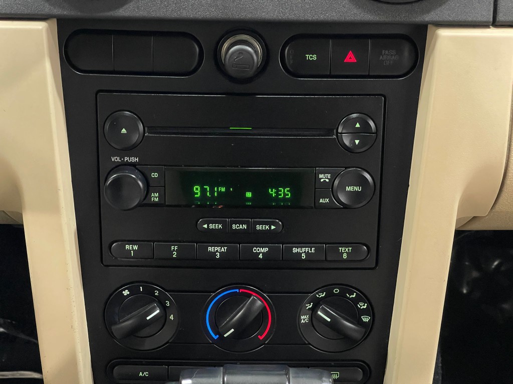 2005 Ford Mustang Image 21