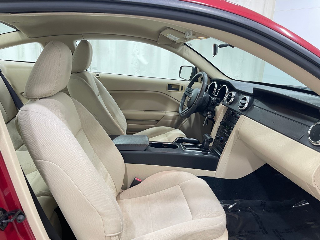 2005 Ford Mustang Image 28