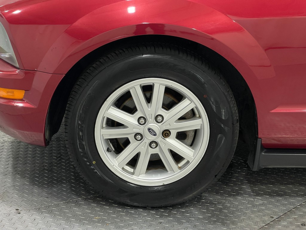 2005 Ford Mustang Image 29