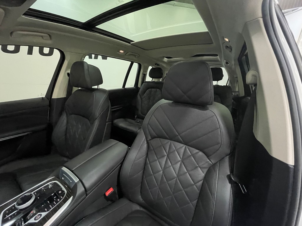 2023 BMW X7 Image 13
