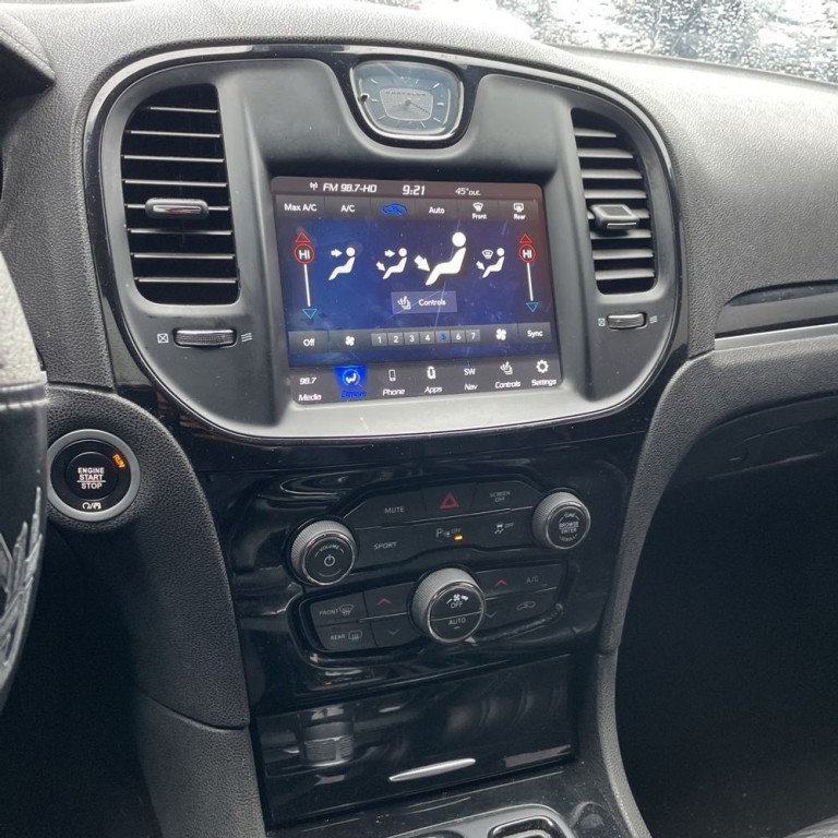 2021 Chrysler 300 Image 9