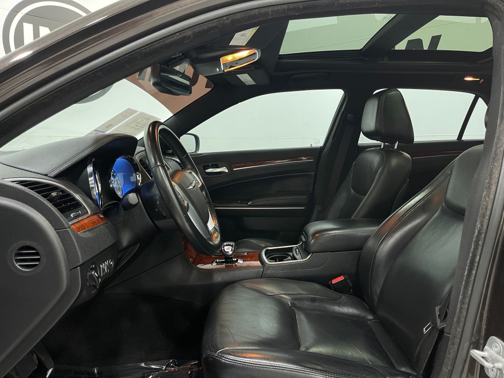 2012 Chrysler 300 Image 12