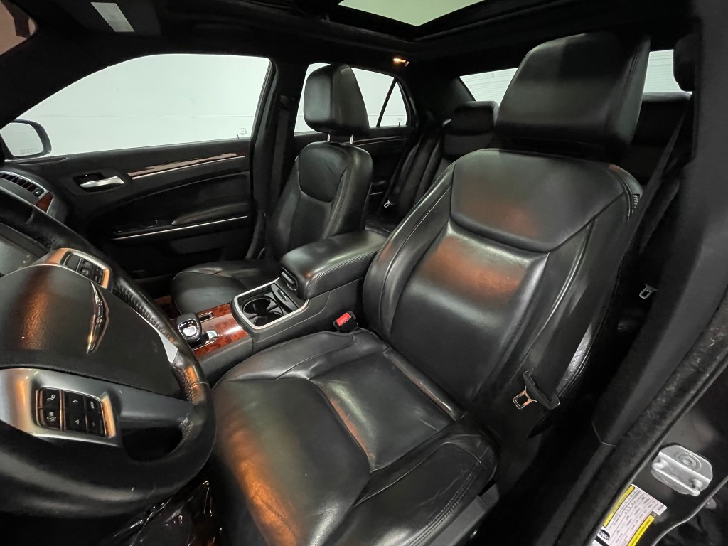 2012 Chrysler 300 Image 13