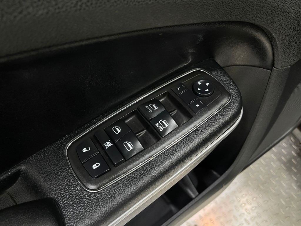 2012 Chrysler 300 Image 15