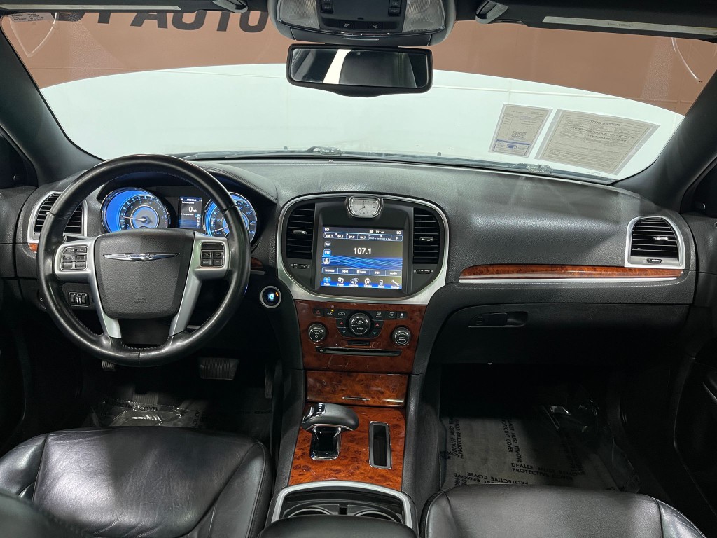 2012 Chrysler 300 Image 16