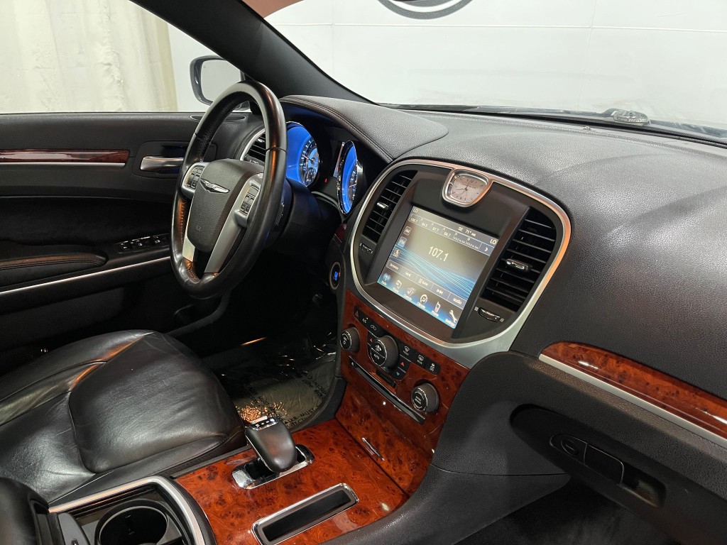 2012 Chrysler 300 Image 17