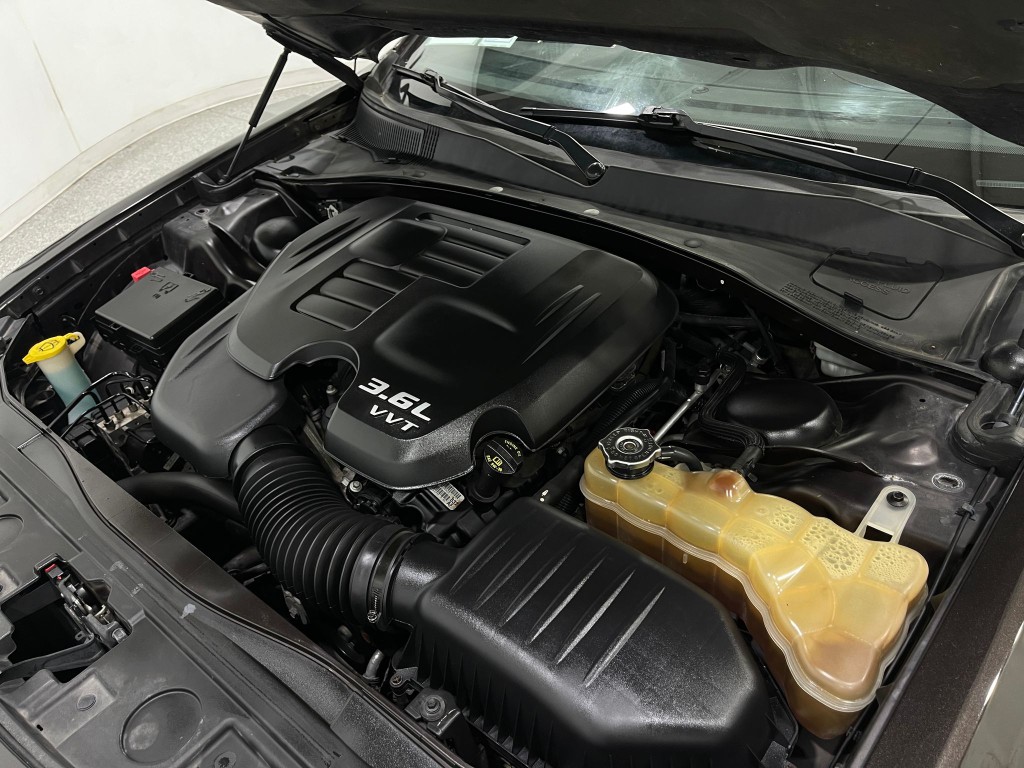 2012 Chrysler 300 Image 25