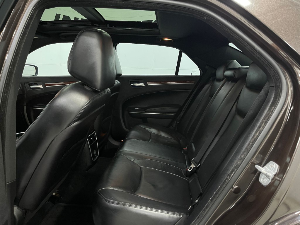 2012 Chrysler 300 Image 27