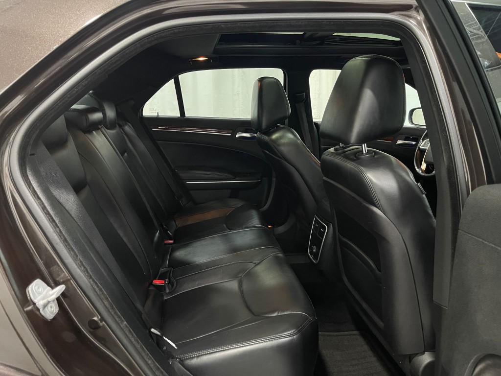 2012 Chrysler 300 Image 28