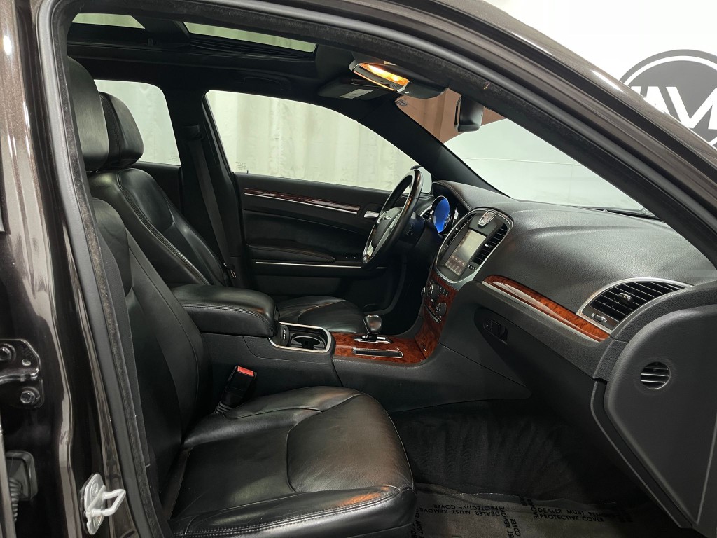 2012 Chrysler 300 Image 29
