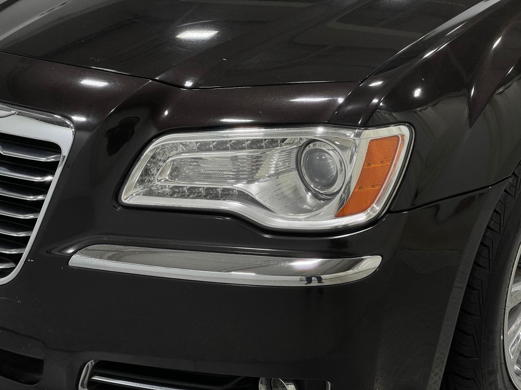 2012 Chrysler 300 Image 30