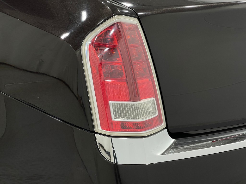 2012 Chrysler 300 Image 31