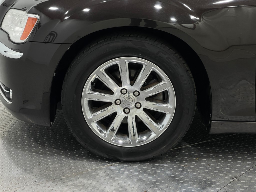 2012 Chrysler 300 Image 32