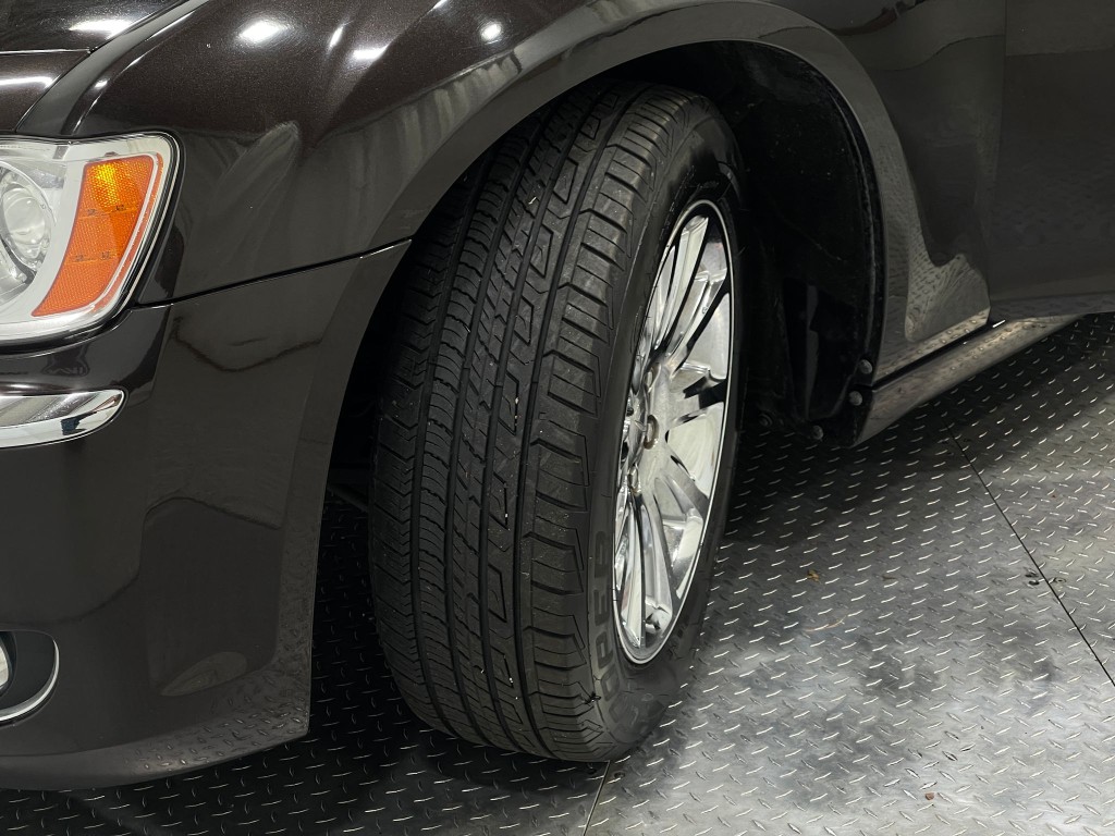 2012 Chrysler 300 Image 33