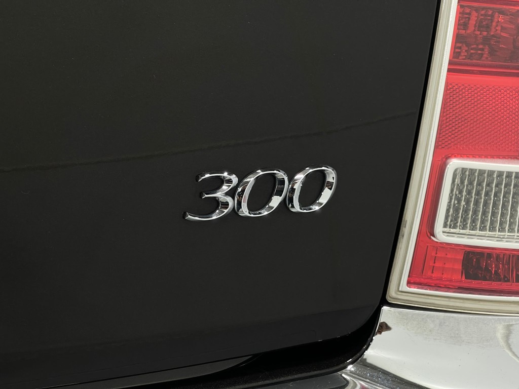 2012 Chrysler 300 Image 36