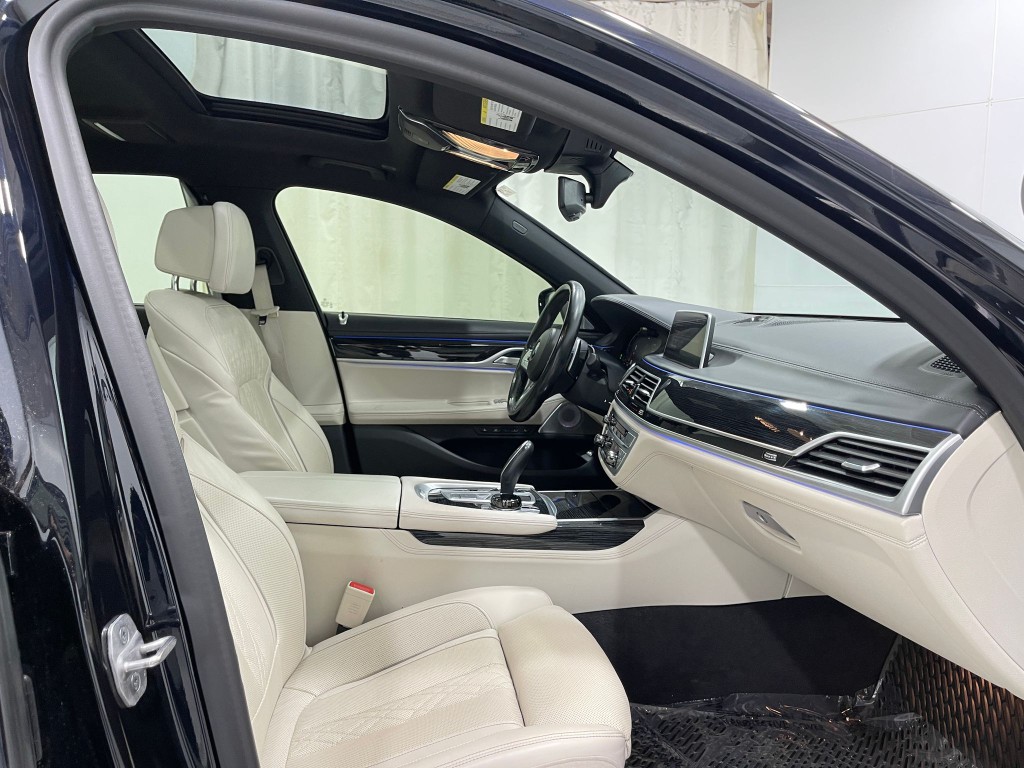 2021 BMW 7 Series Image 32