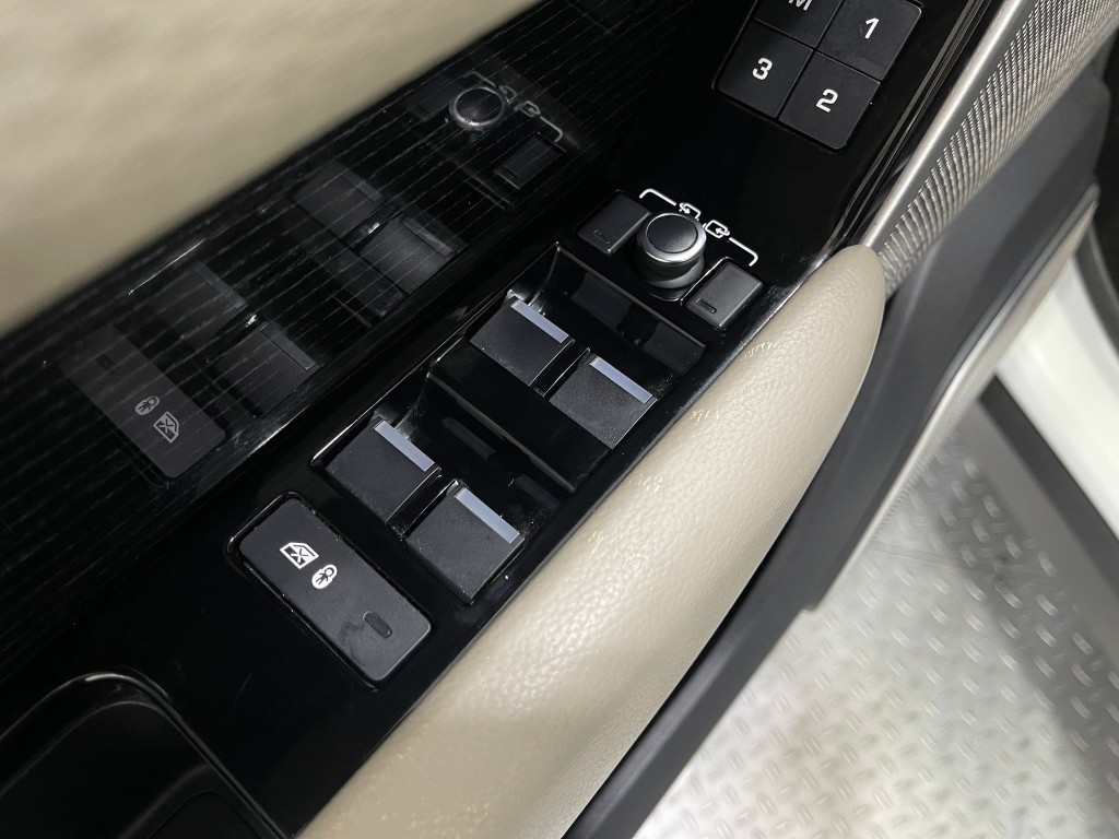 2018 Land Rover Range Rover Image 16