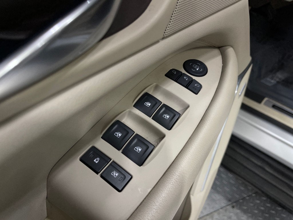 2017 Cadillac Escalade Image 16