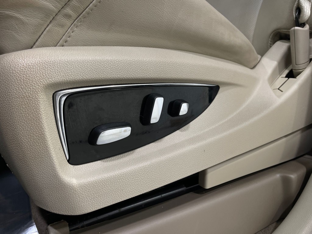 2017 Cadillac Escalade Image 17
