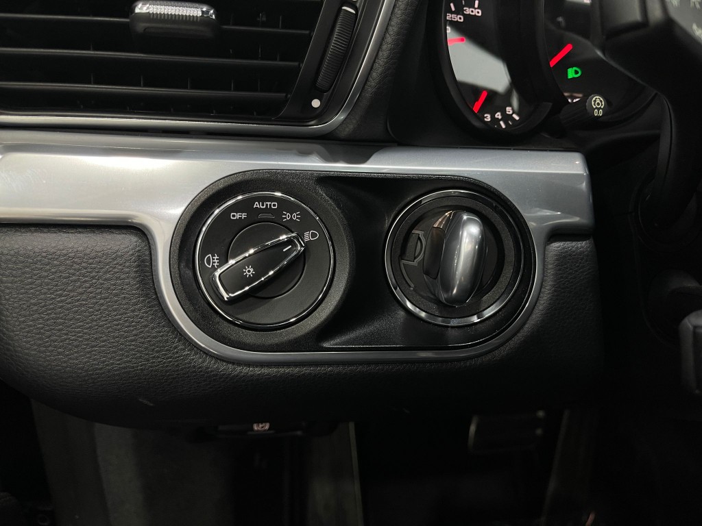 2017 Porsche 911 Image 20