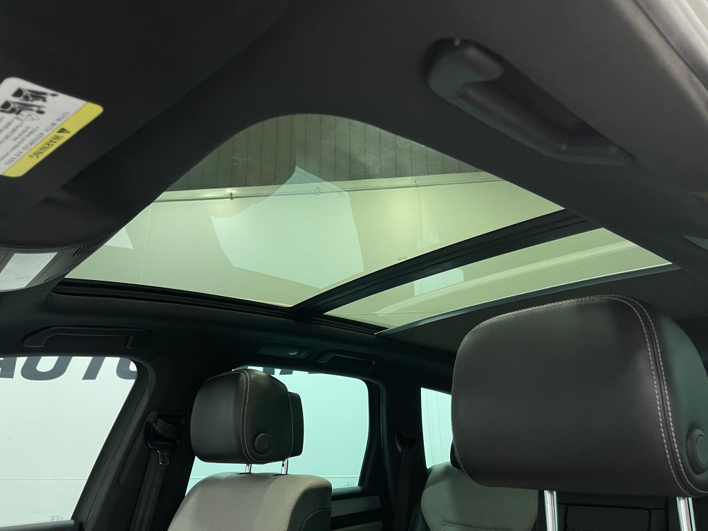 2017 Volkswagen Touareg Image 12
