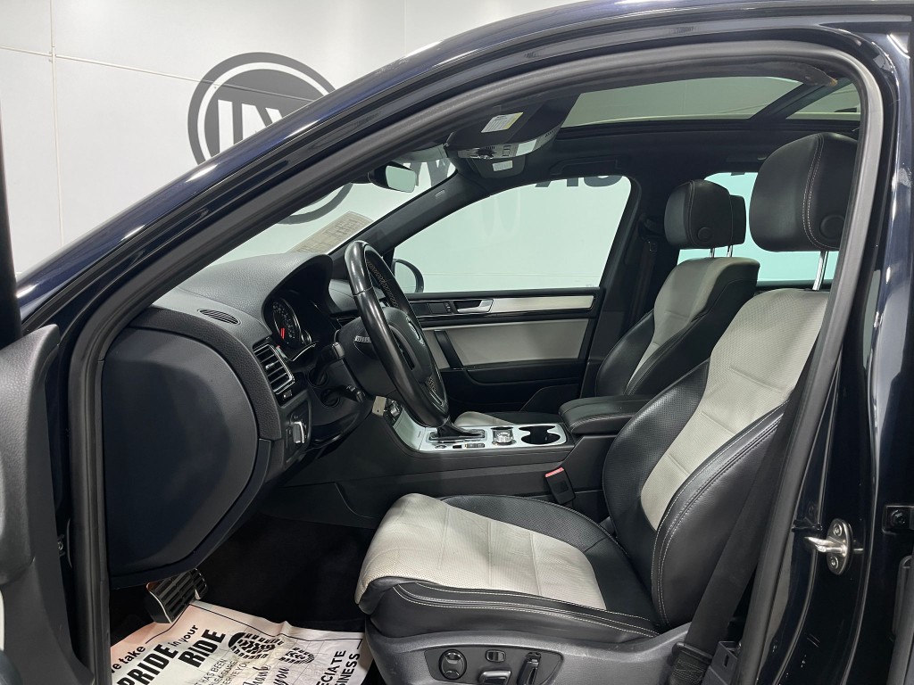 2017 Volkswagen Touareg Image 13
