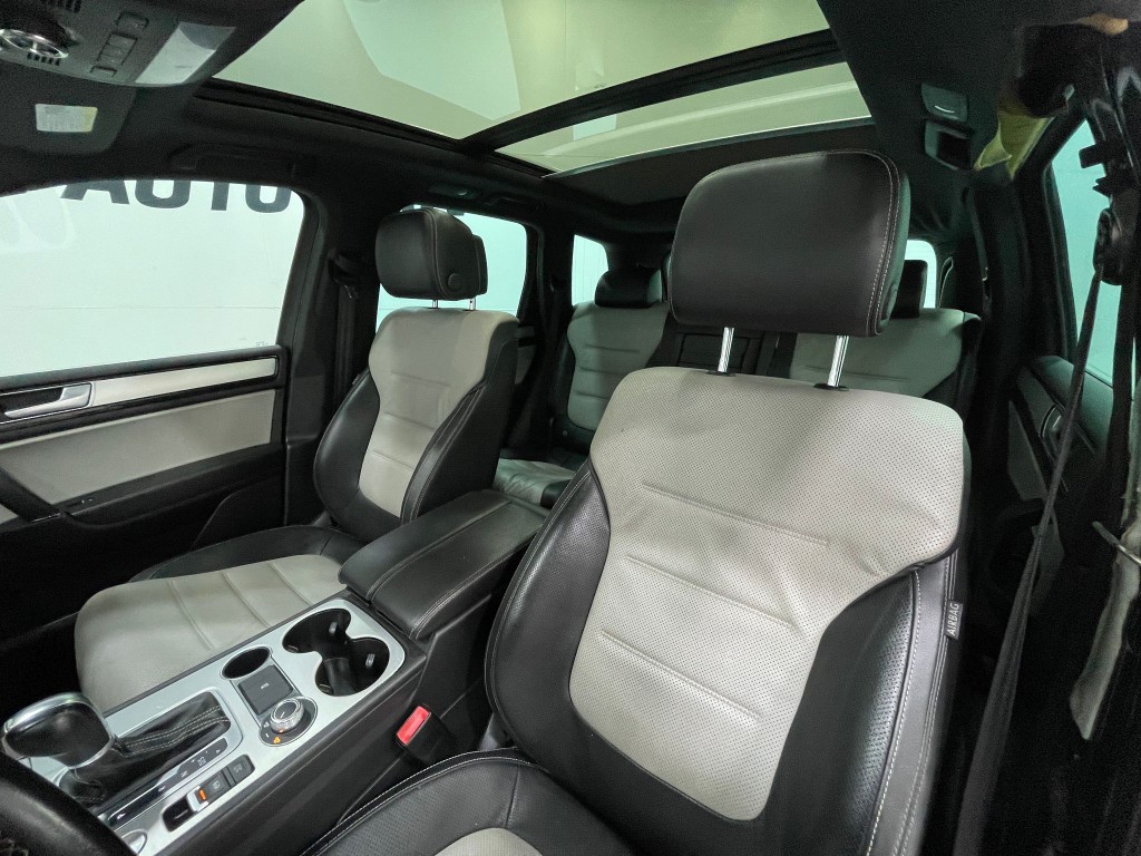 2017 Volkswagen Touareg Image 14