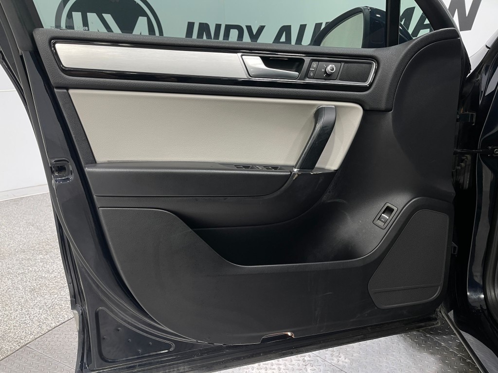 2017 Volkswagen Touareg Image 15