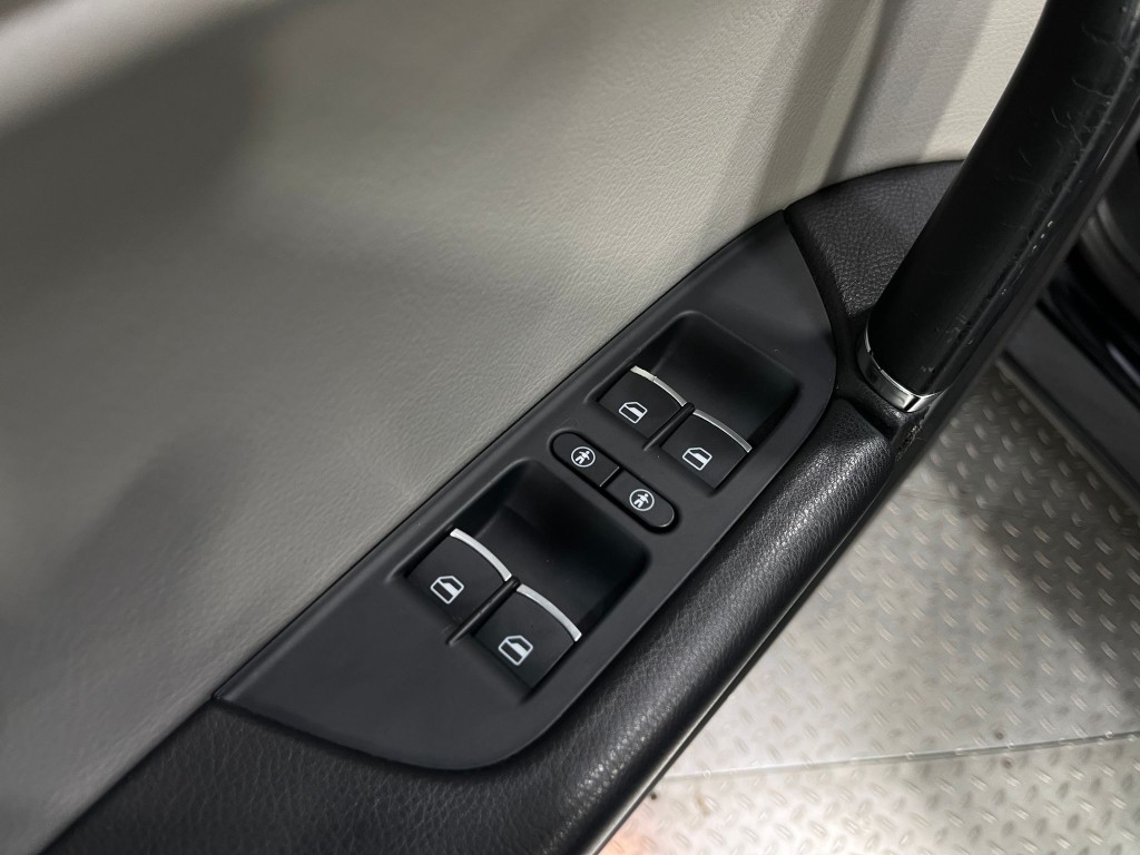 2017 Volkswagen Touareg Image 16