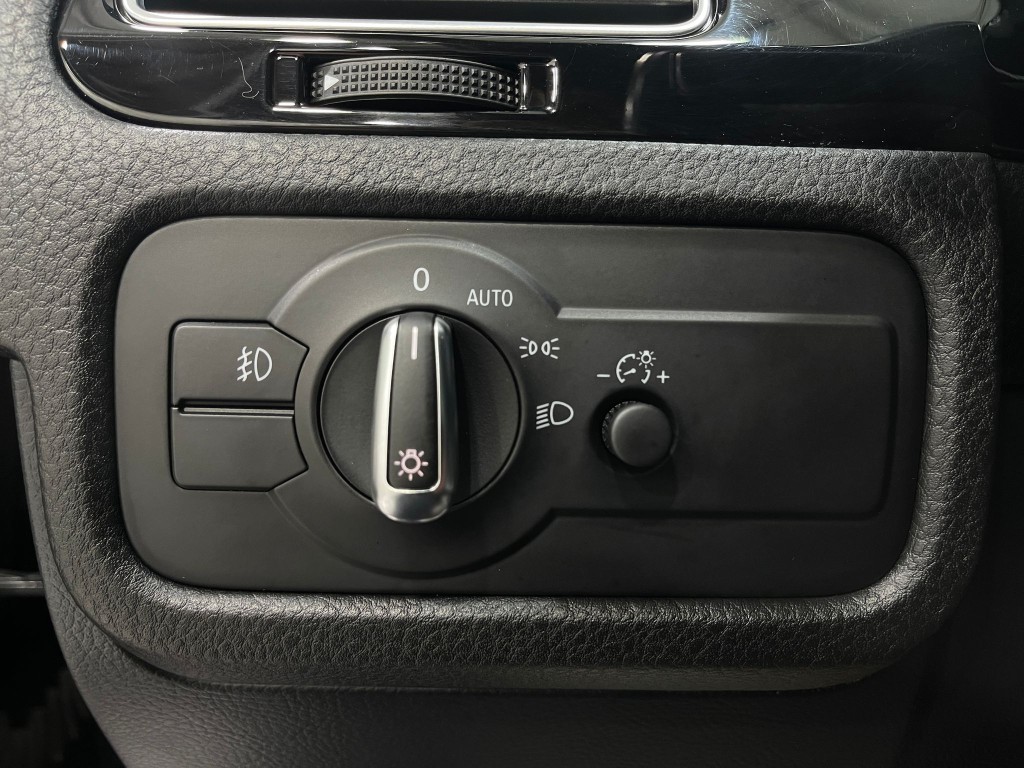 2017 Volkswagen Touareg Image 22