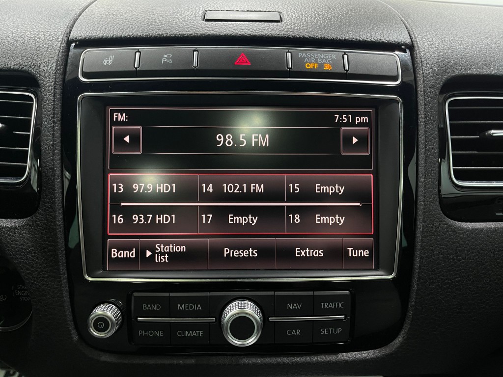 2017 Volkswagen Touareg Image 25