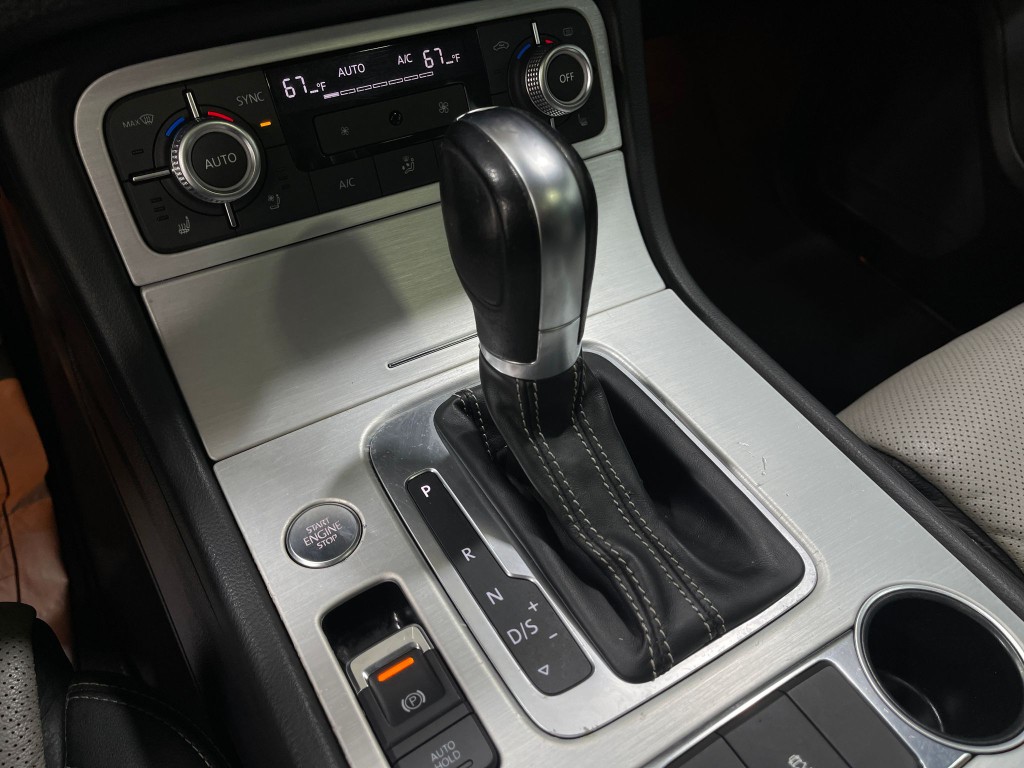 2017 Volkswagen Touareg Image 30