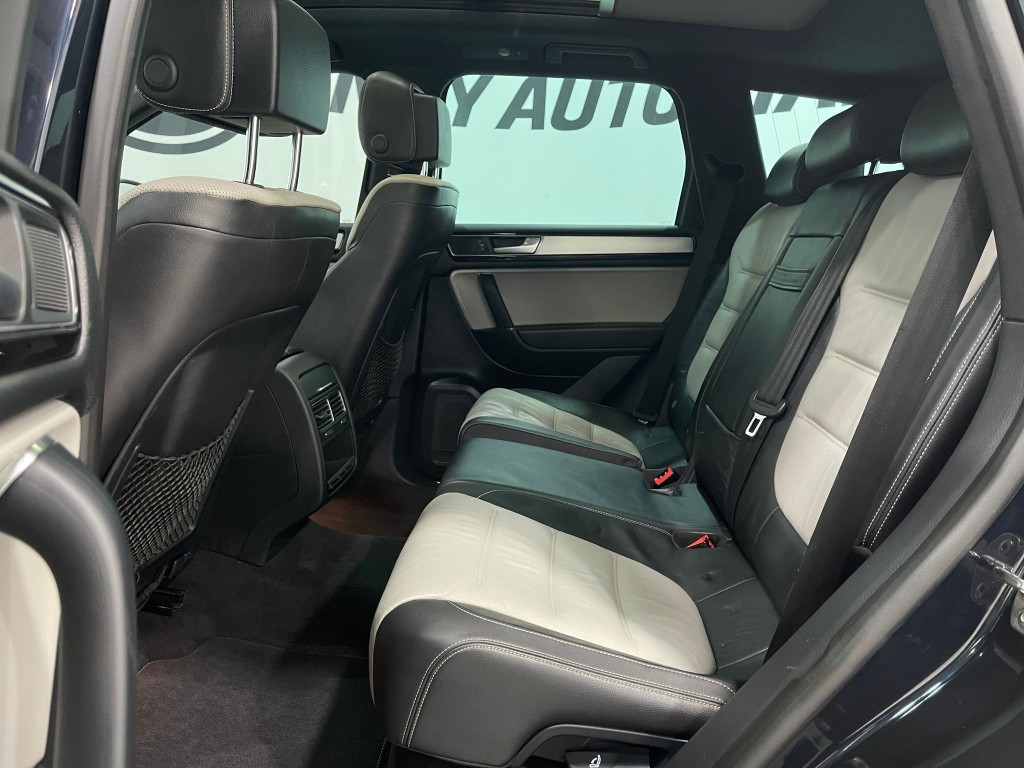 2017 Volkswagen Touareg Image 31
