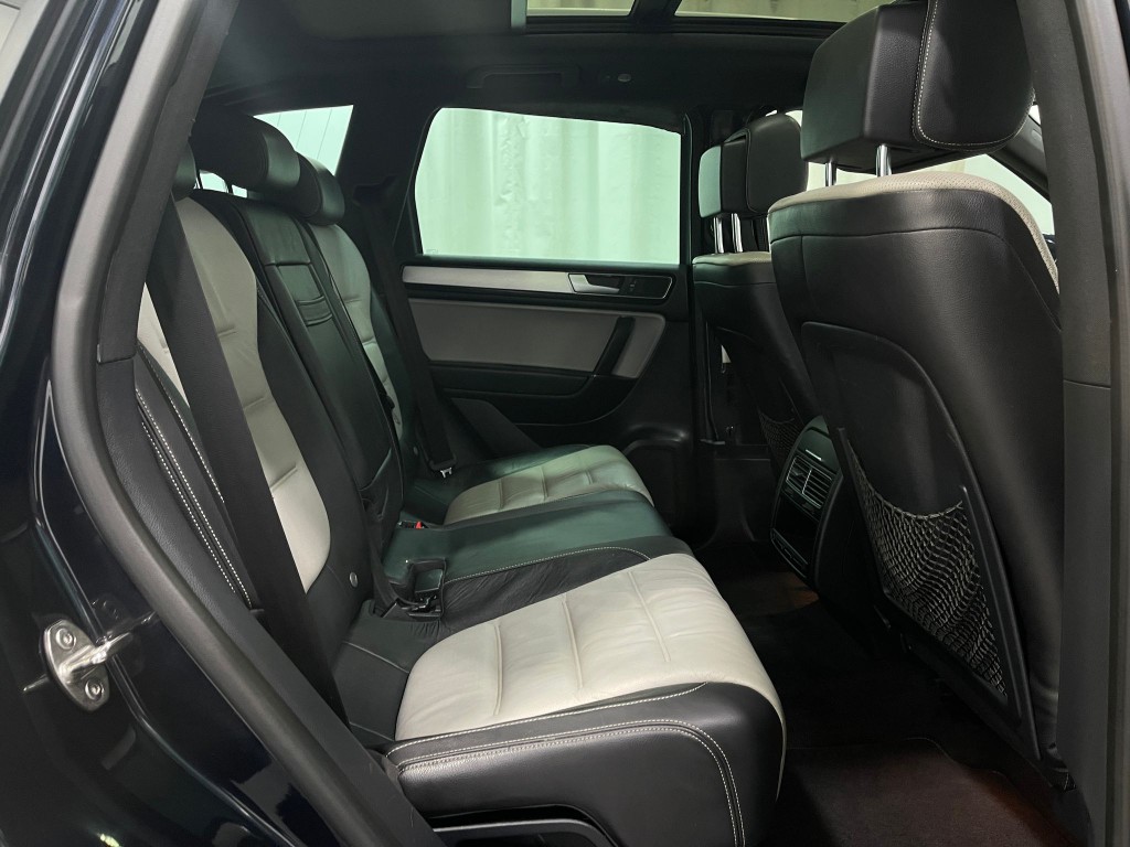 2017 Volkswagen Touareg Image 32