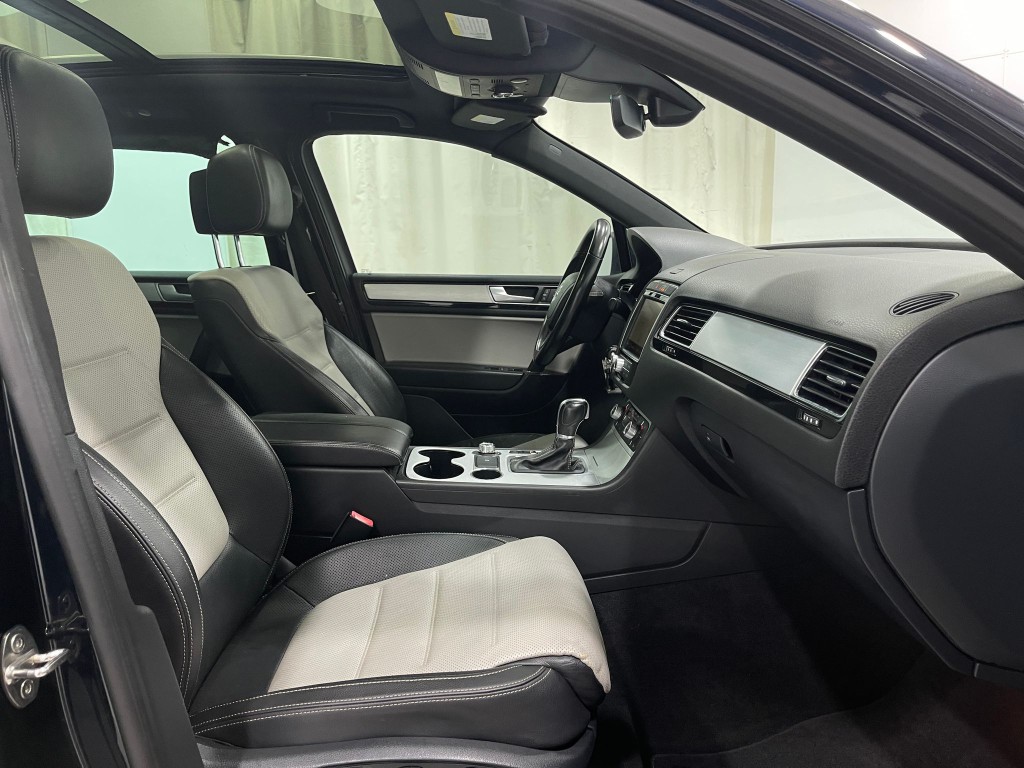 2017 Volkswagen Touareg Image 33