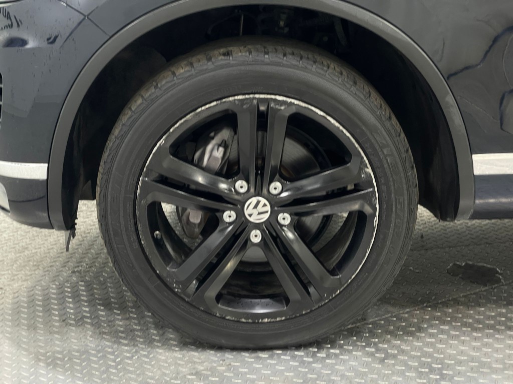 2017 Volkswagen Touareg Image 36