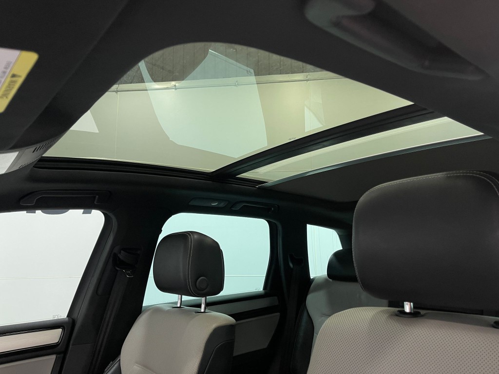 2017 Volkswagen Touareg Image 12