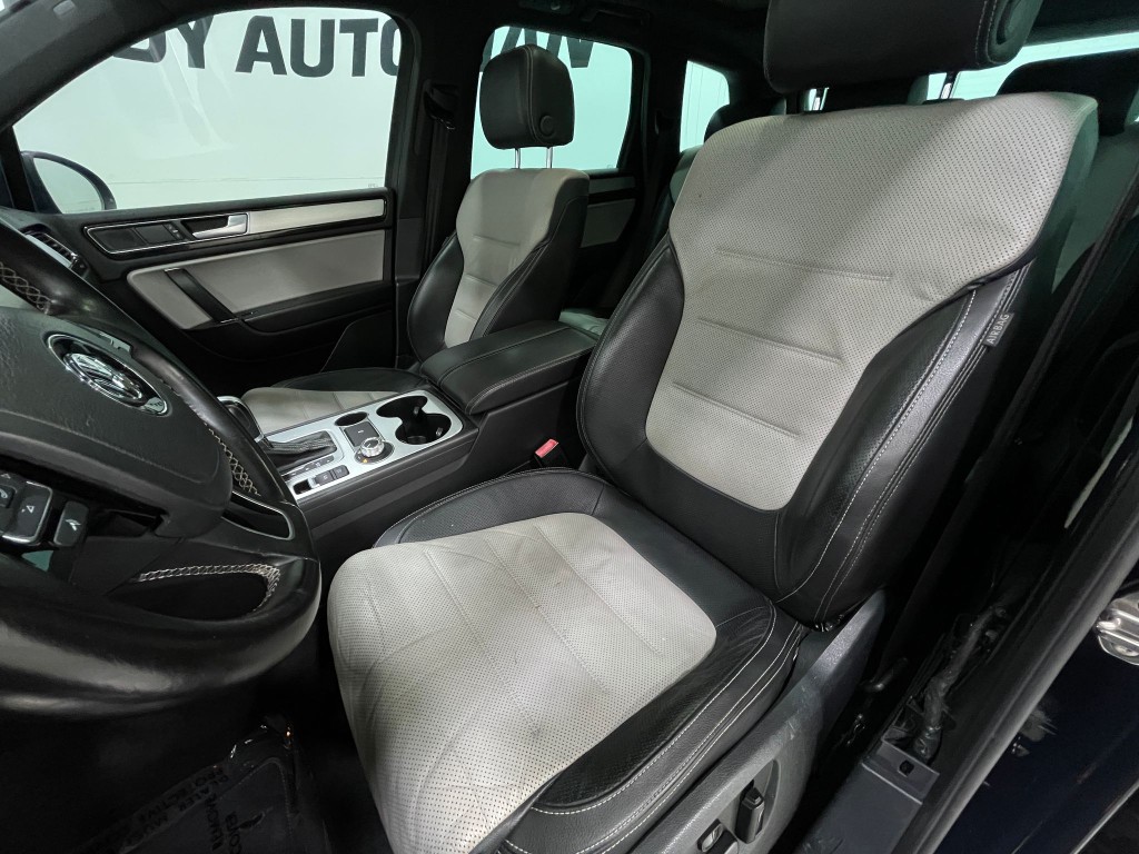 2017 Volkswagen Touareg Image 14
