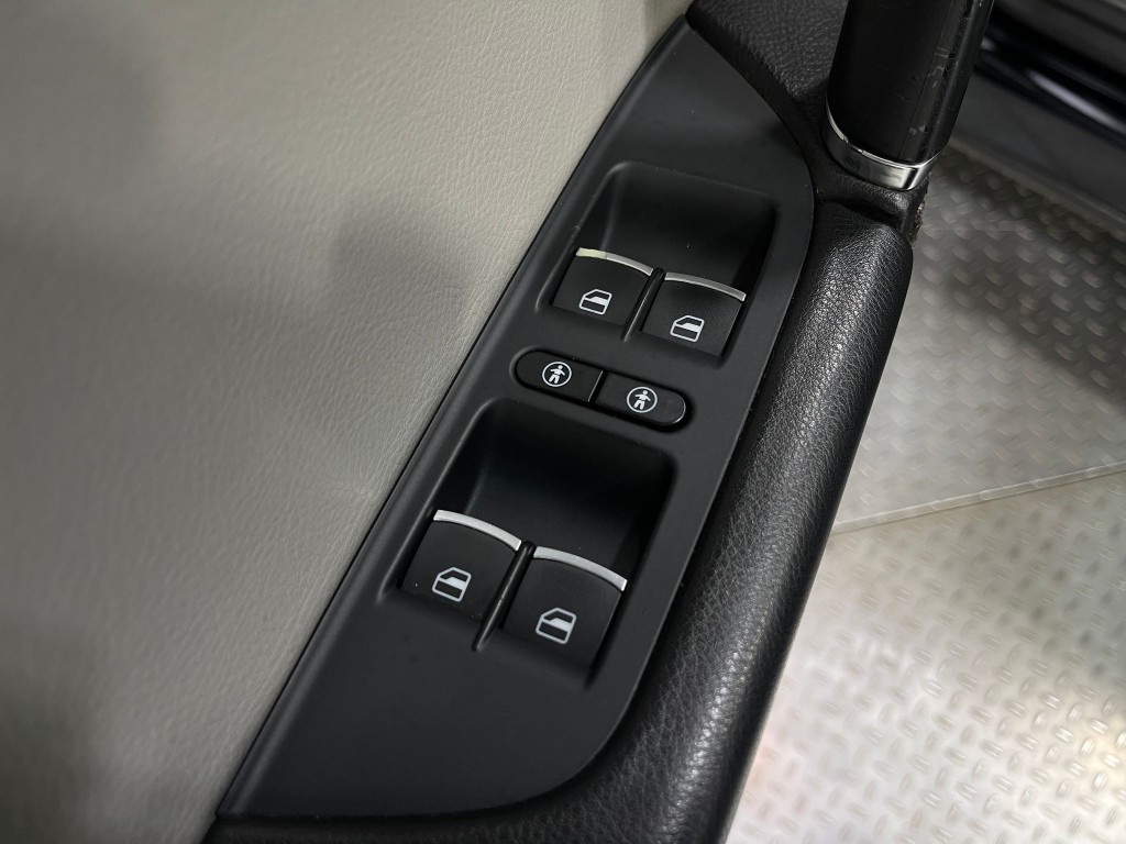 2017 Volkswagen Touareg Image 16