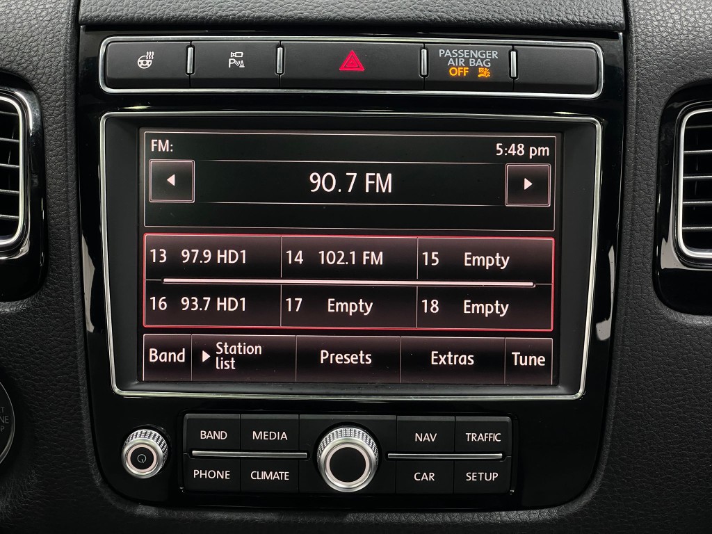 2017 Volkswagen Touareg Image 24